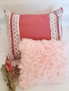 Almohadón color rosa viejo con aplique de puntilla y lentejuela plateada
